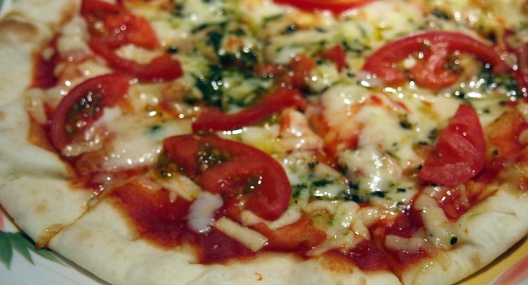 自家製バジルとトマトの手作りピッツァ